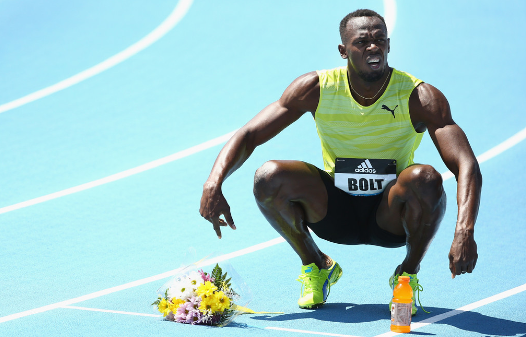 Спортсмен бегун на короткие дистанции это. Усэйн болт рекорд 100. Усейн болт форма. Усейн болт фотопортрет. Усейн болт старт с колодок.